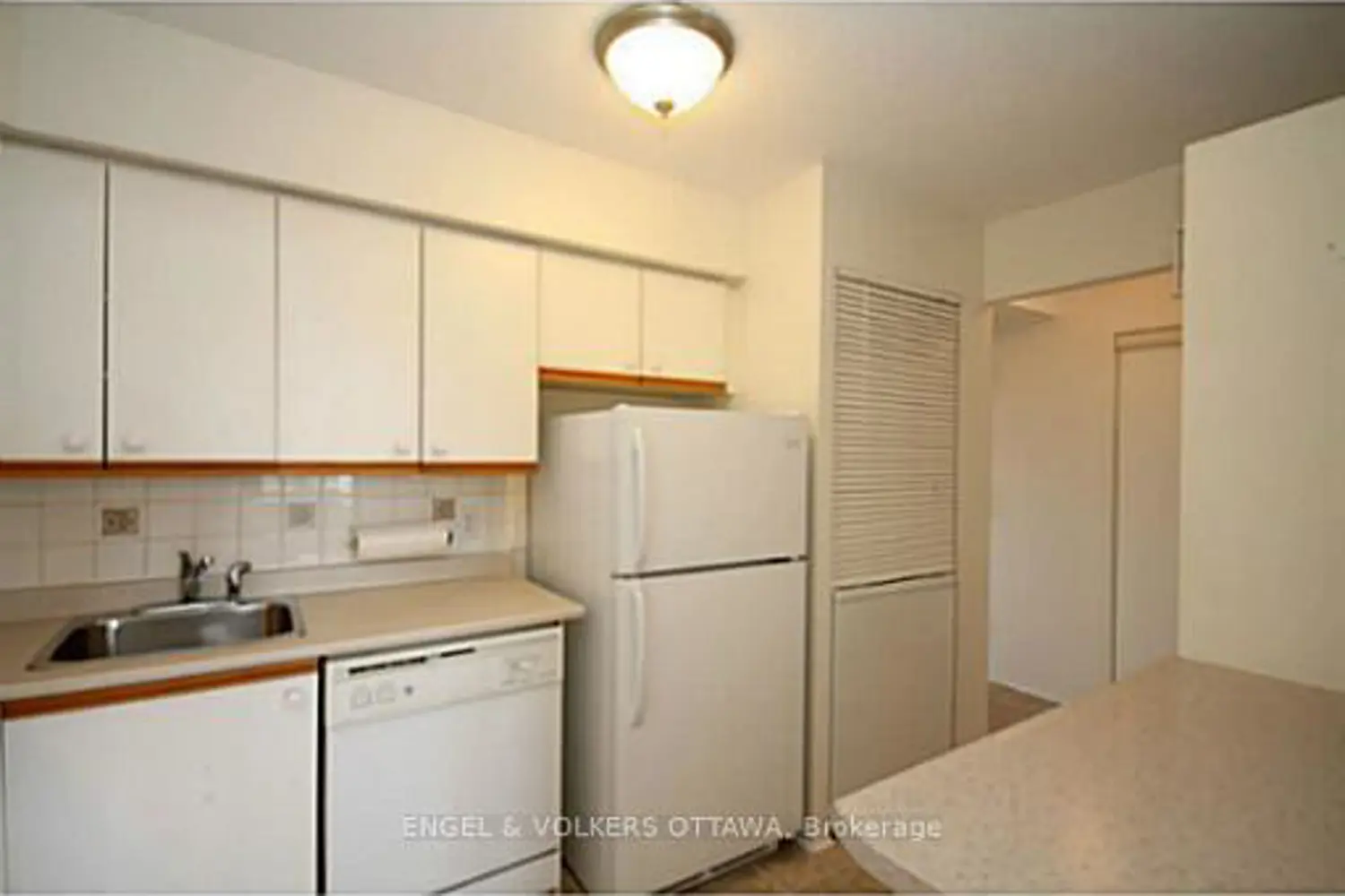 1025 Grenon Avenue 409 photo 5