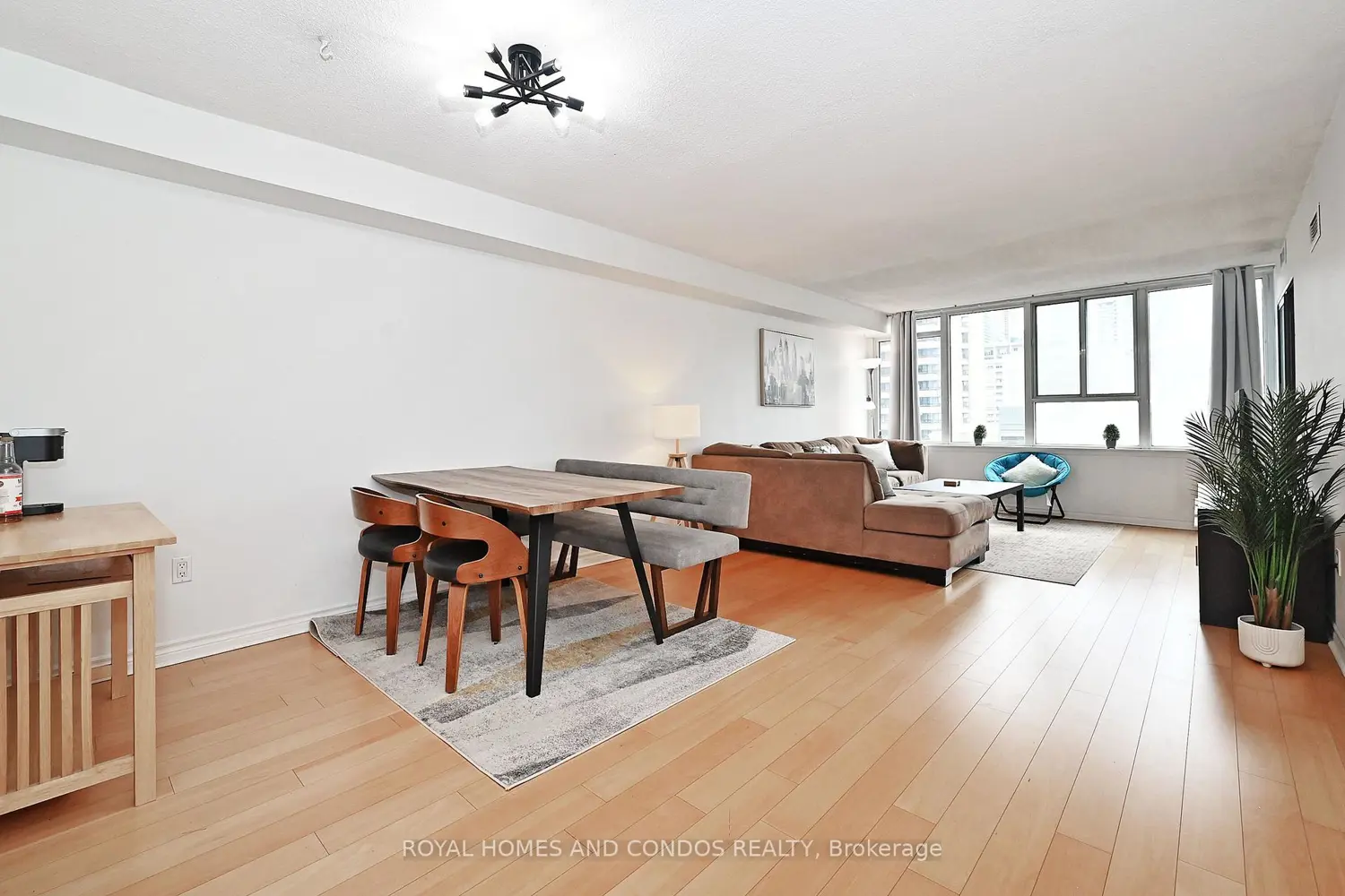 45 Carlton Avenue 1111 photo 4