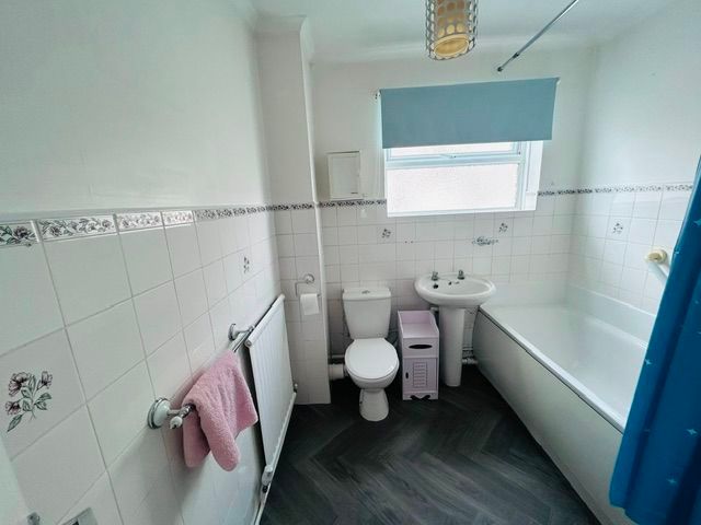 Additional image 6 of 2 bed flat to rentFlat, Llys Onnen, South Road, Porthcawl CF36