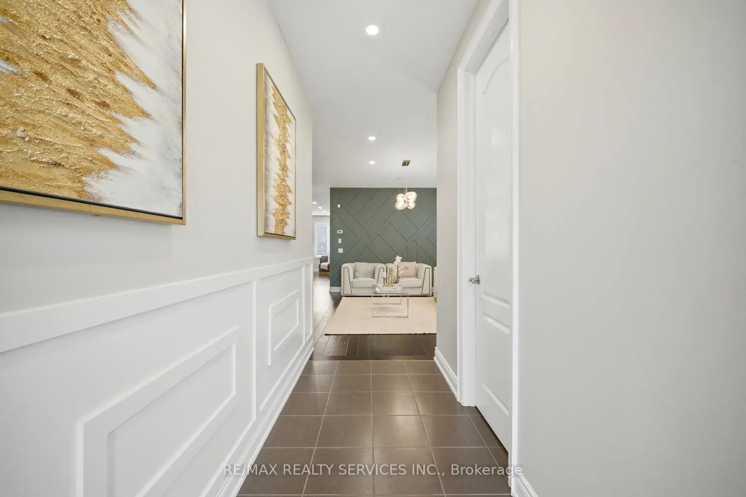152 Newhouse Boulevard photo 3