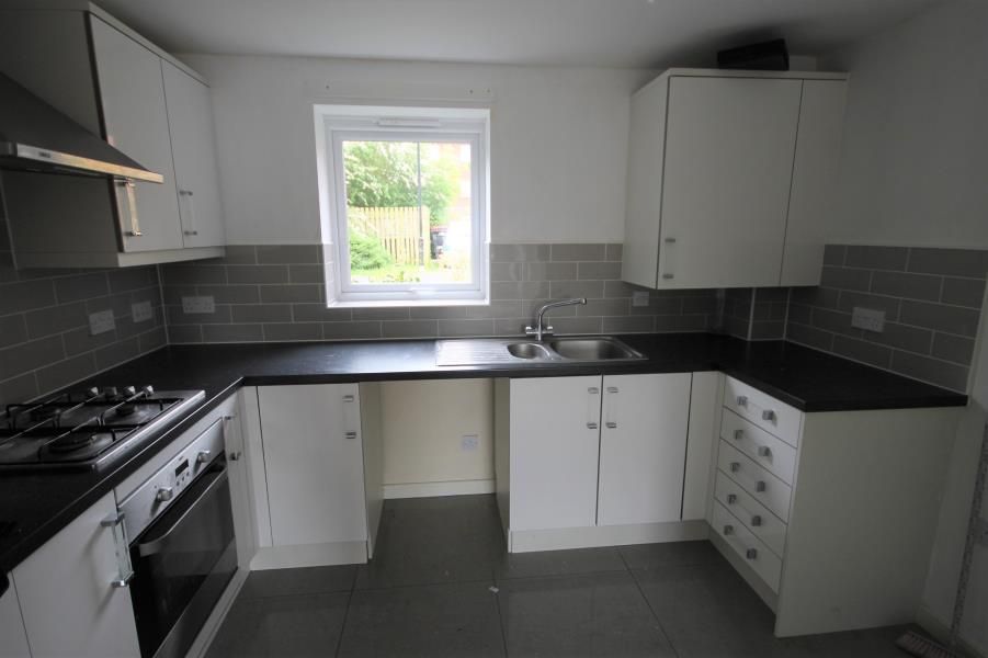 2 bed flat to rentFerridays Fields TF7 photo 3