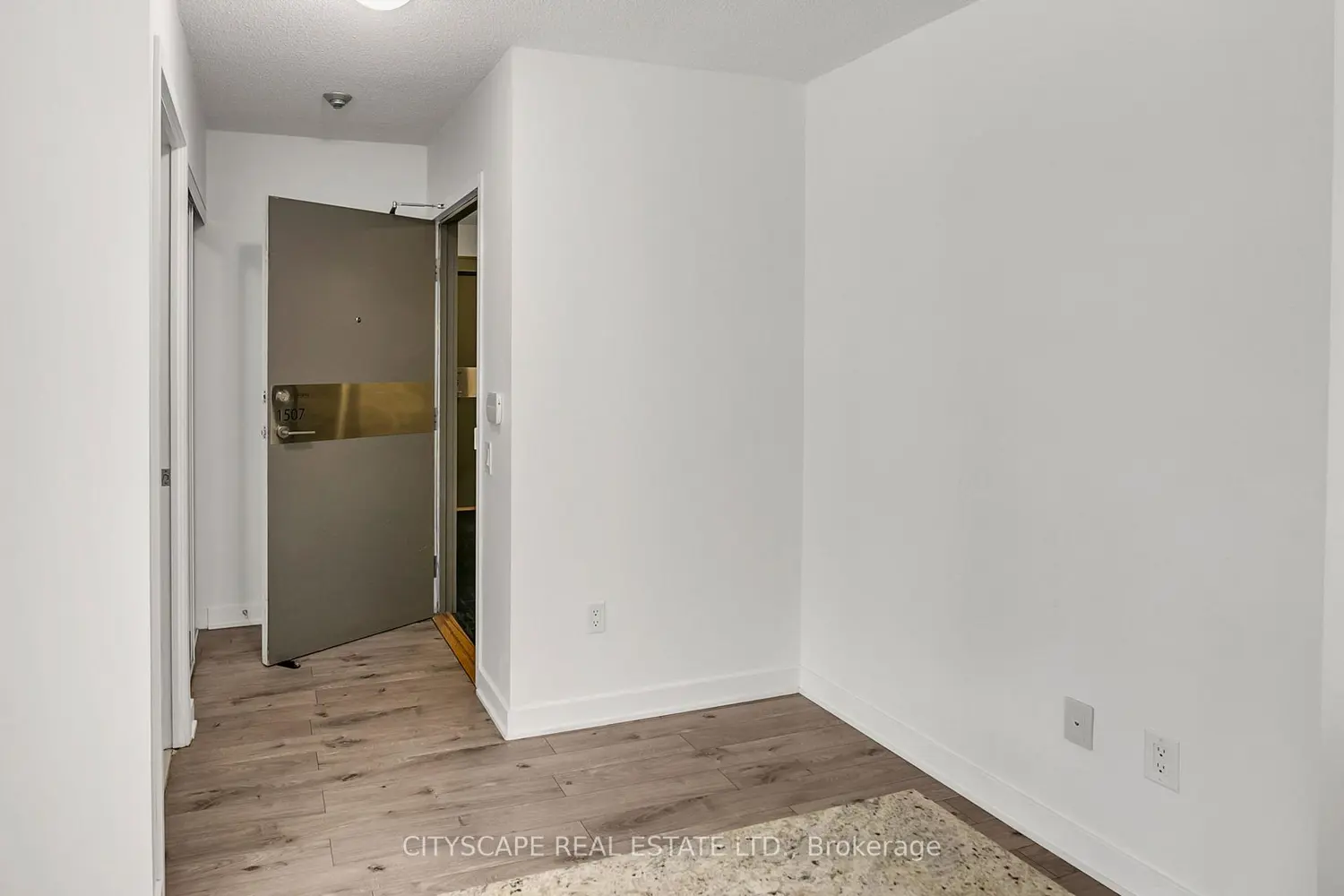 33 Singer Court 1507 photo 2
