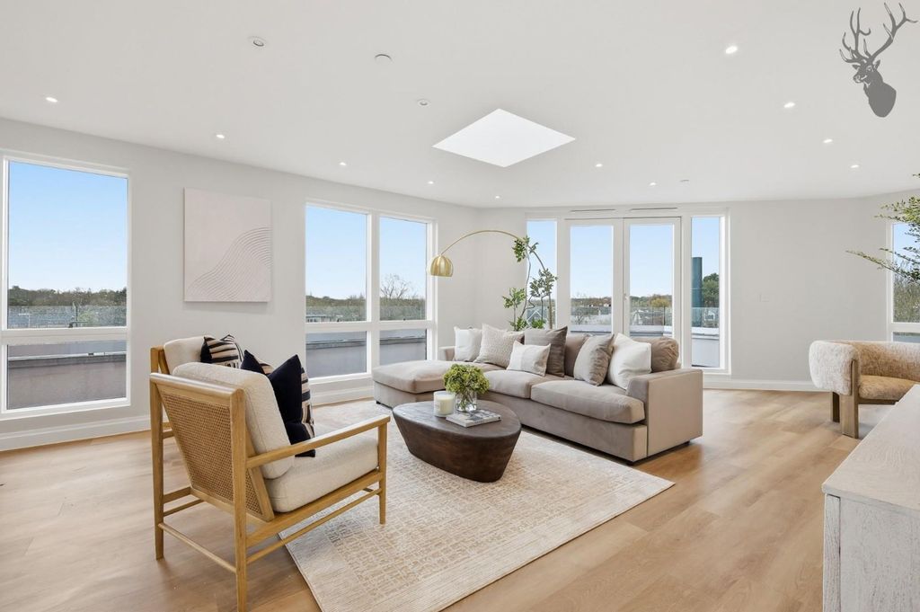 Additional image 3 of 2 bed flat for saleHigh Road, Chigwell IG7