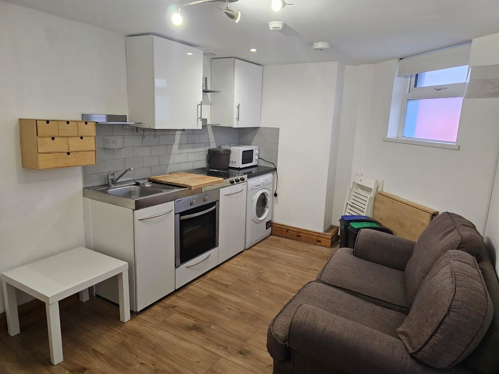 1 bed flat to rentLeckwith Road, Cardiff CF11