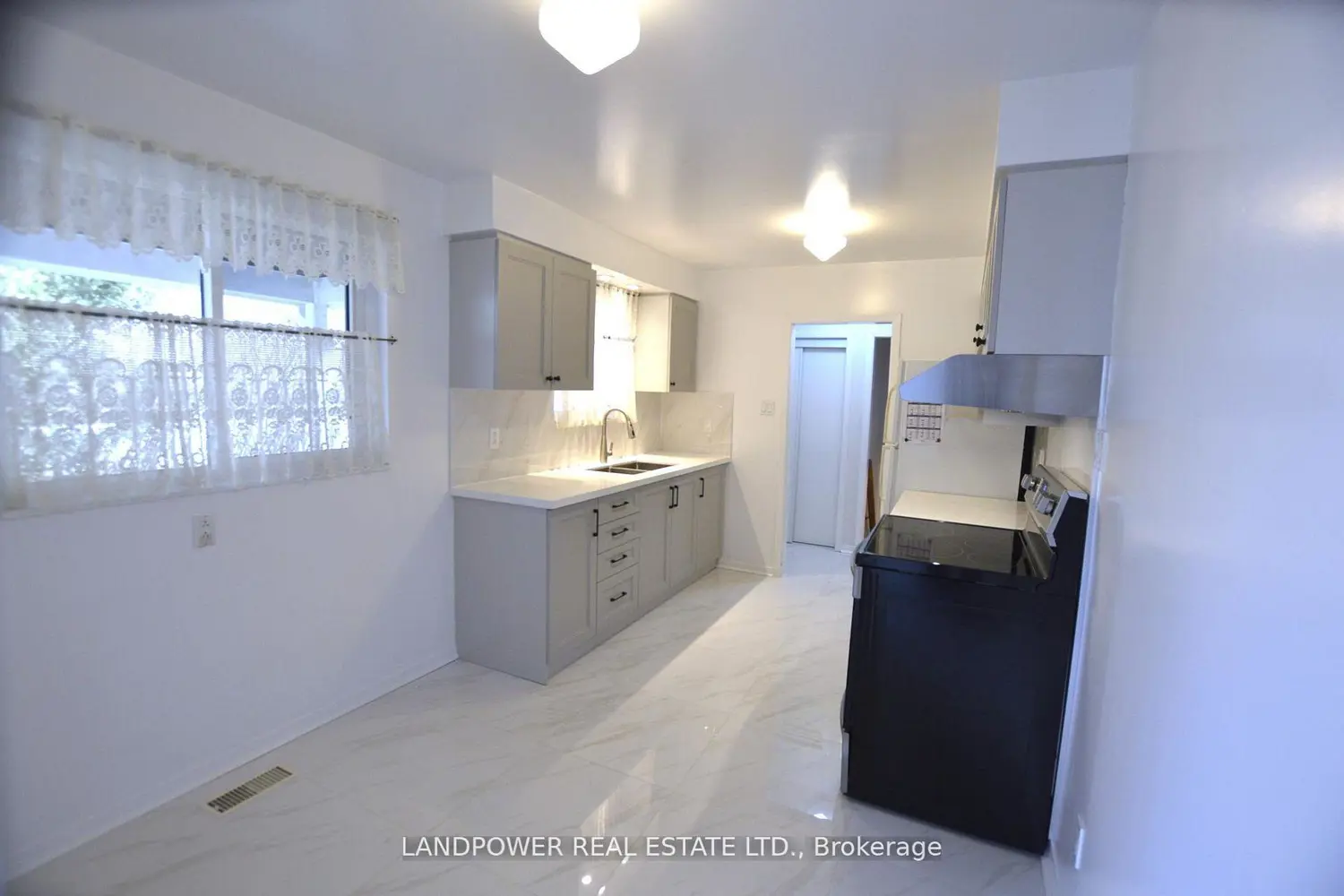 93 Clansman Boulevard photo 3
