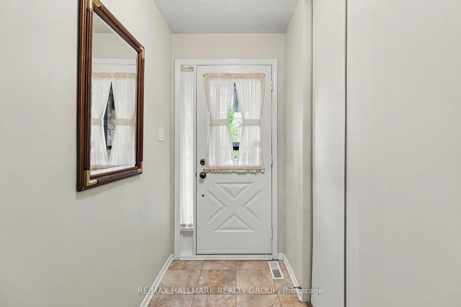 712 Morewood Crescent photo 2
