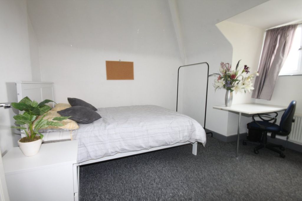 Additional image 5 of 6 bed flat to rentBrudenell Road, Hyde Park, Leeds LS6