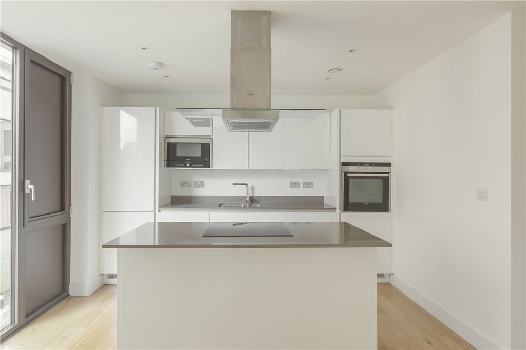 Additional image 2 of 2 bed flat to rentParkside Place, Parkside, Cambridge CB1