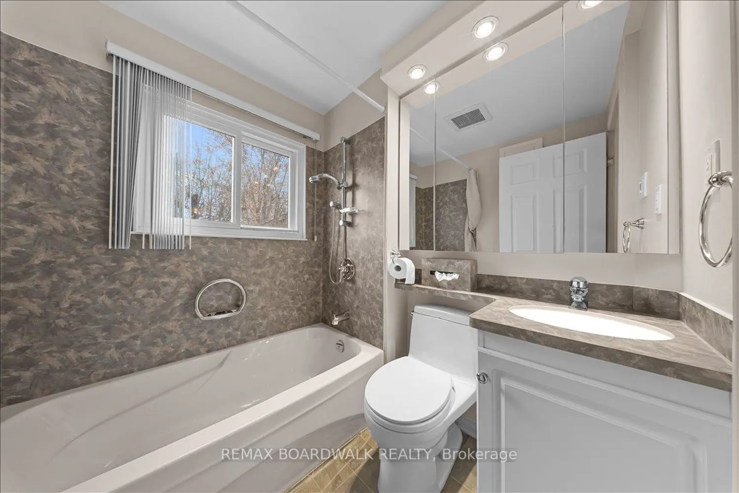 Additional image 13 of 204- 206 Jeanne Mance Street
