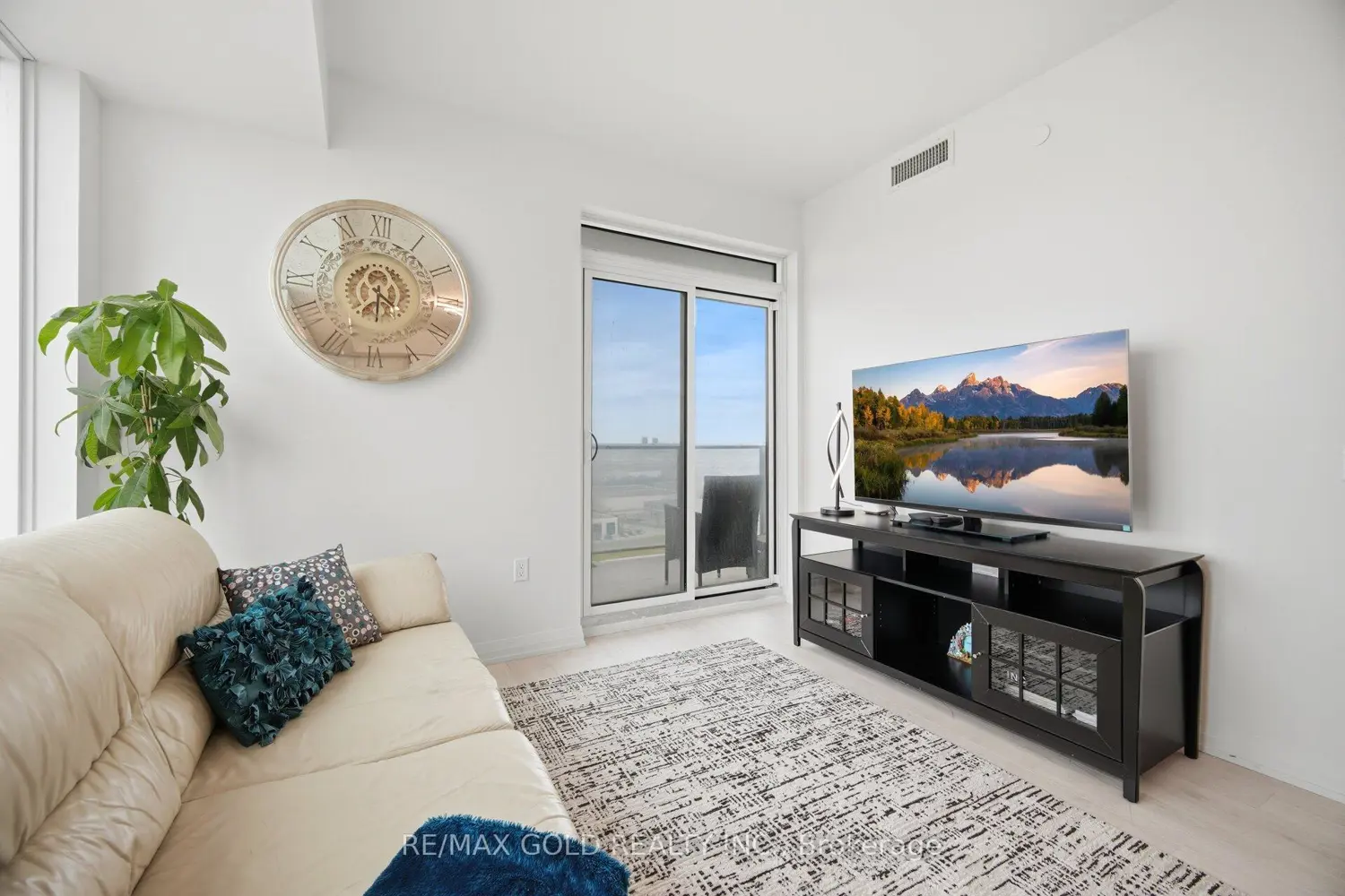 Additional image 3 of 8960 Jane Street 1421