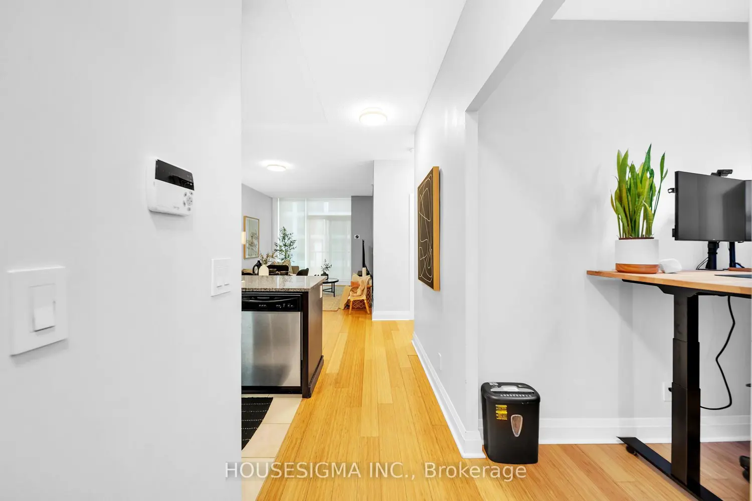 1185 The Queensway Avenue 208 photo 2