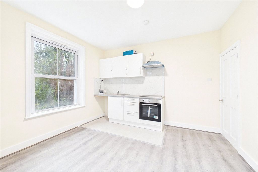 Additional image 2 of 2 bed flat to rentNewbury House, 237 Andover Road, Newbury, Berkshire RG14