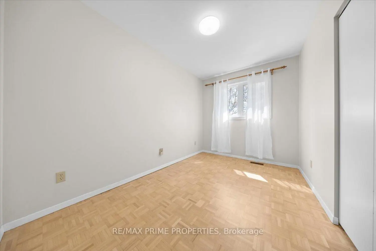 28 Glenmanor Drive photo 4