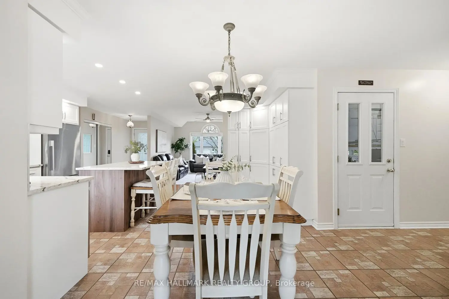 2039 Onyx Street photo 2