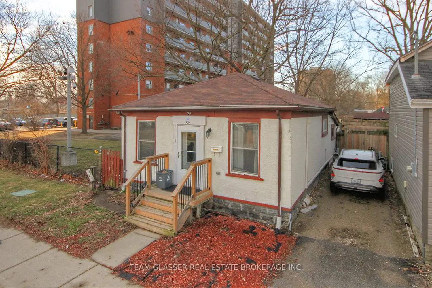 225 Simcoe Street