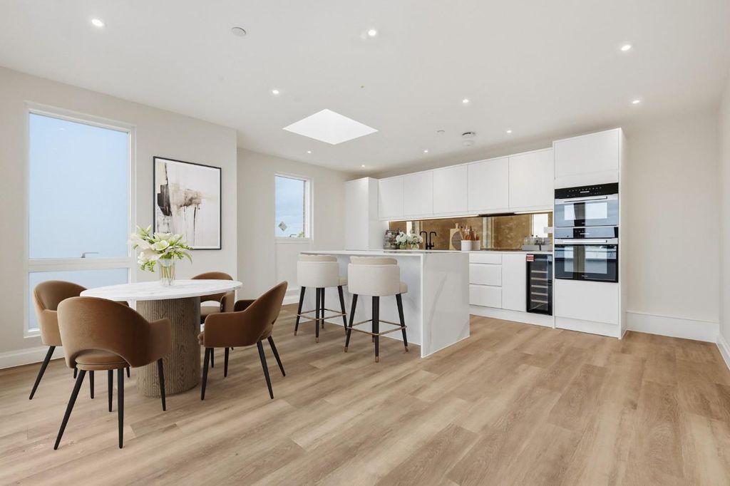 Additional image 4 of 2 bed flat for saleHigh Road, Chigwell IG7