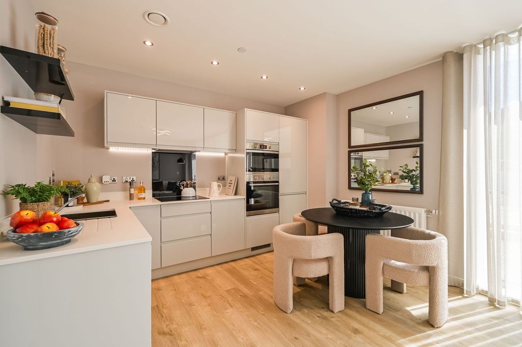 Additional image 4 of 3 bed flat for salePark Quarter, Barnet EN4