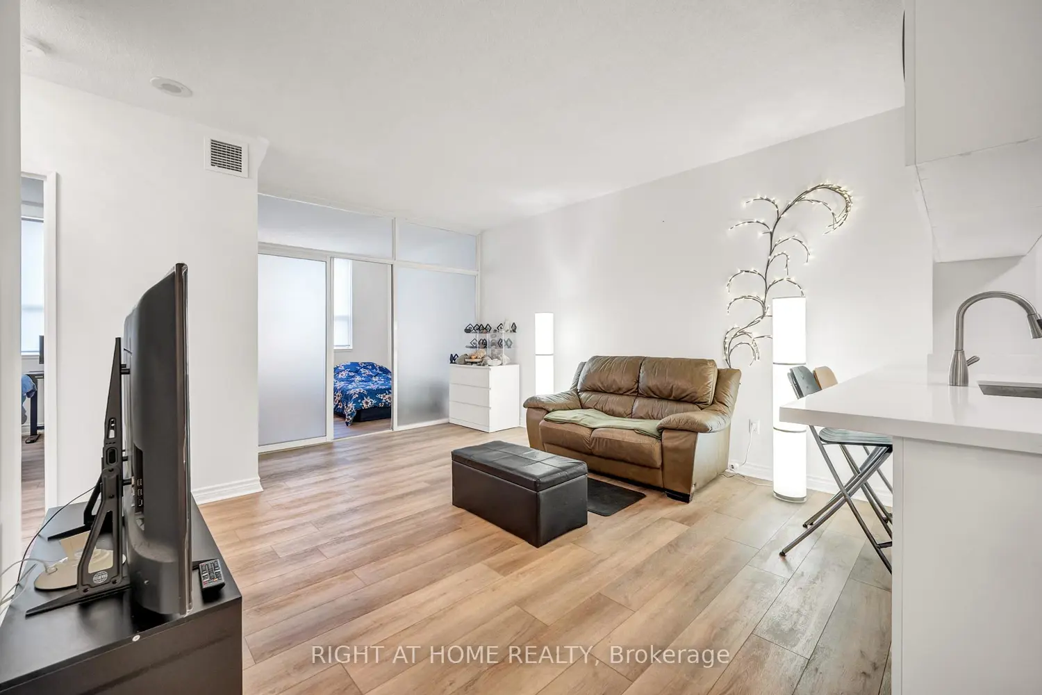 Additional image 12 of 7398 Yonge Street 107A
