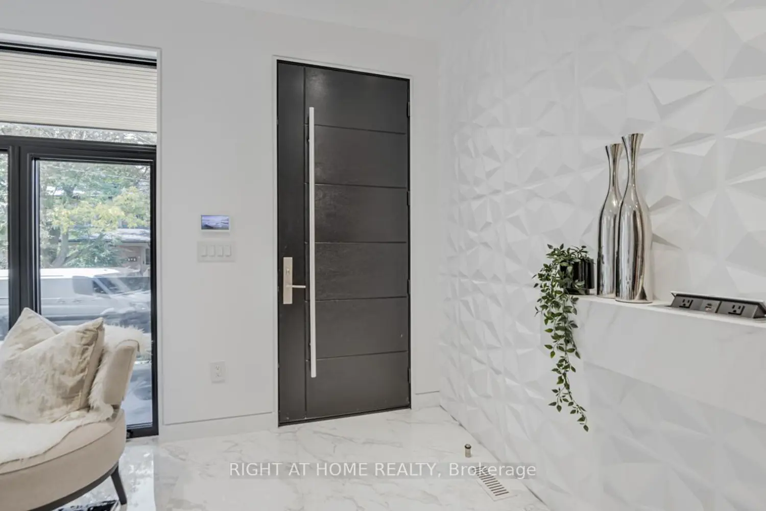 675 Huron Street photo 2