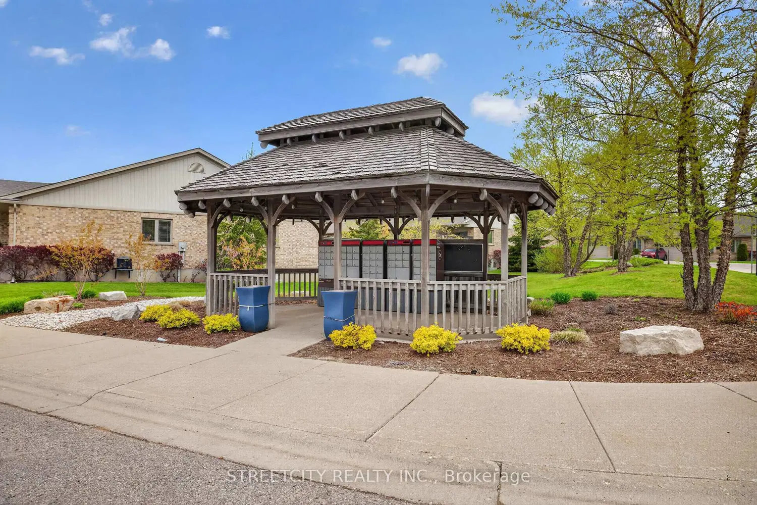 Additional image 17 of 2100 Denview Avenue 21
