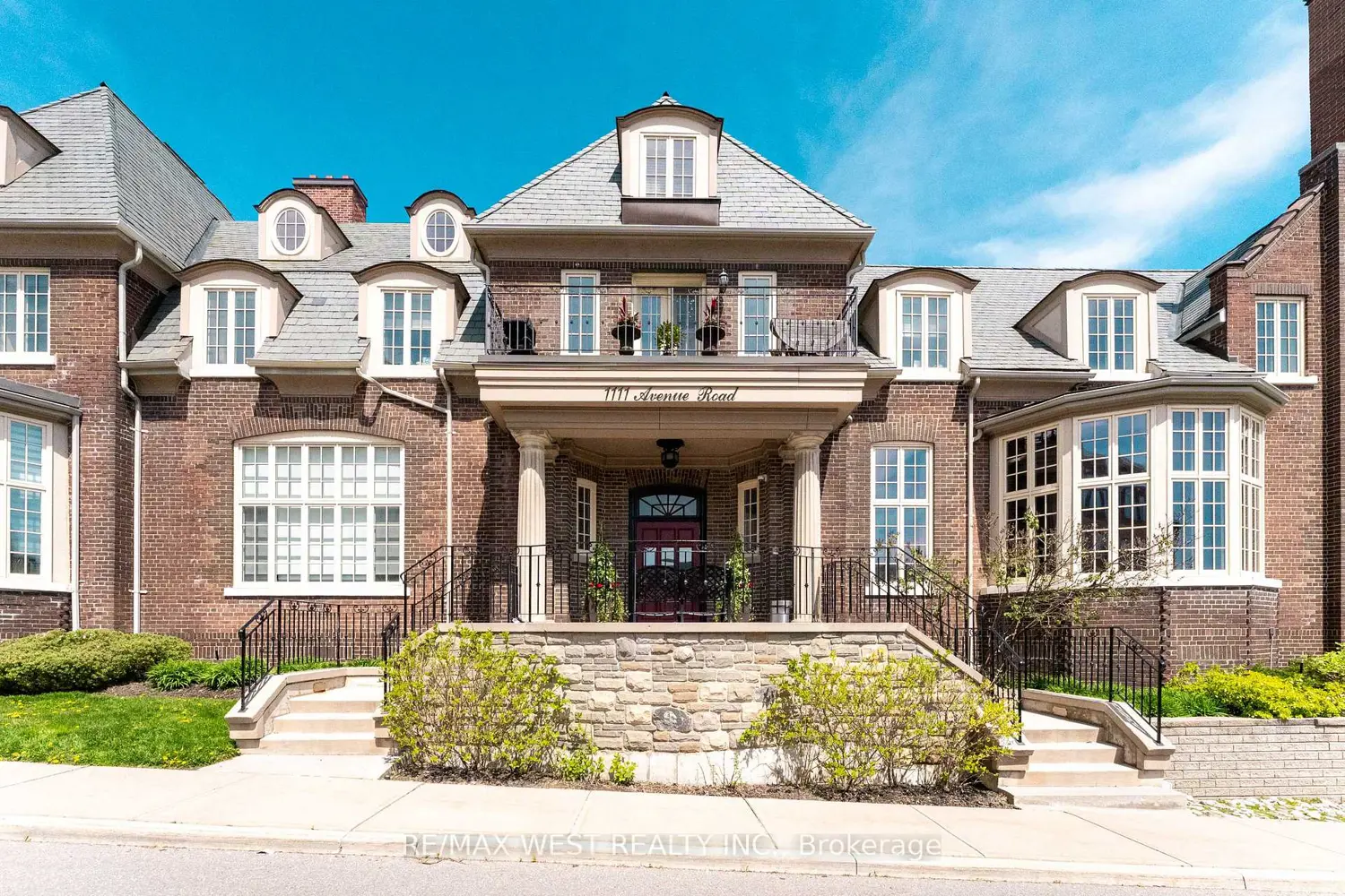 1111 Avenue Road 208 photo 2