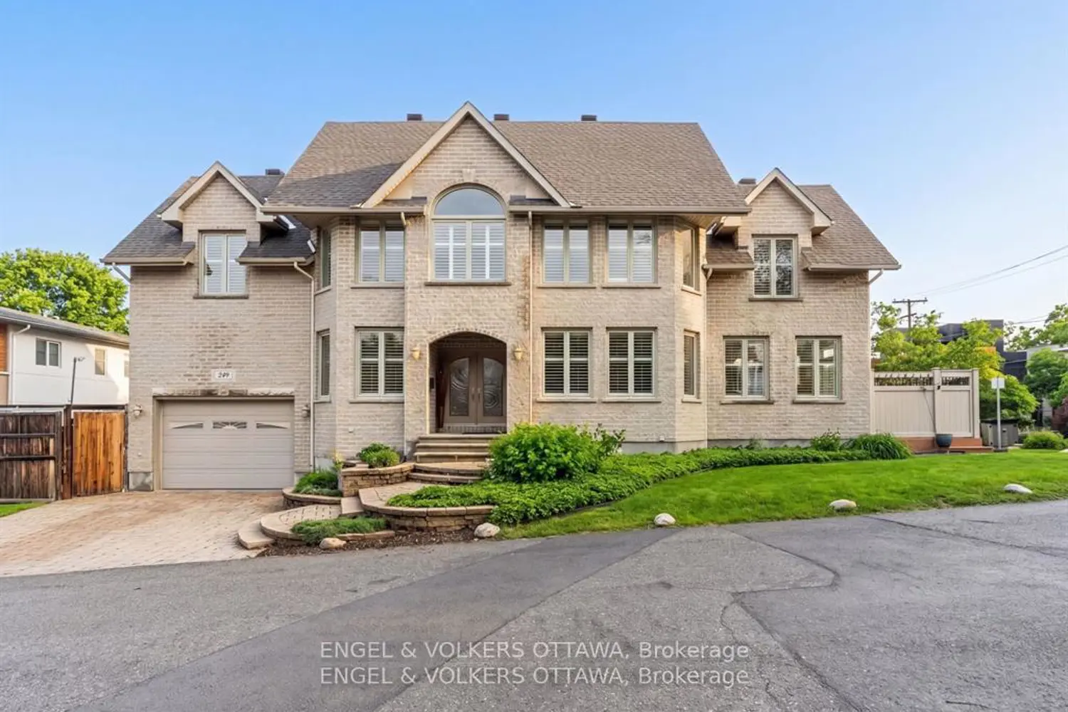 249 Atlantis Avenue photo 2