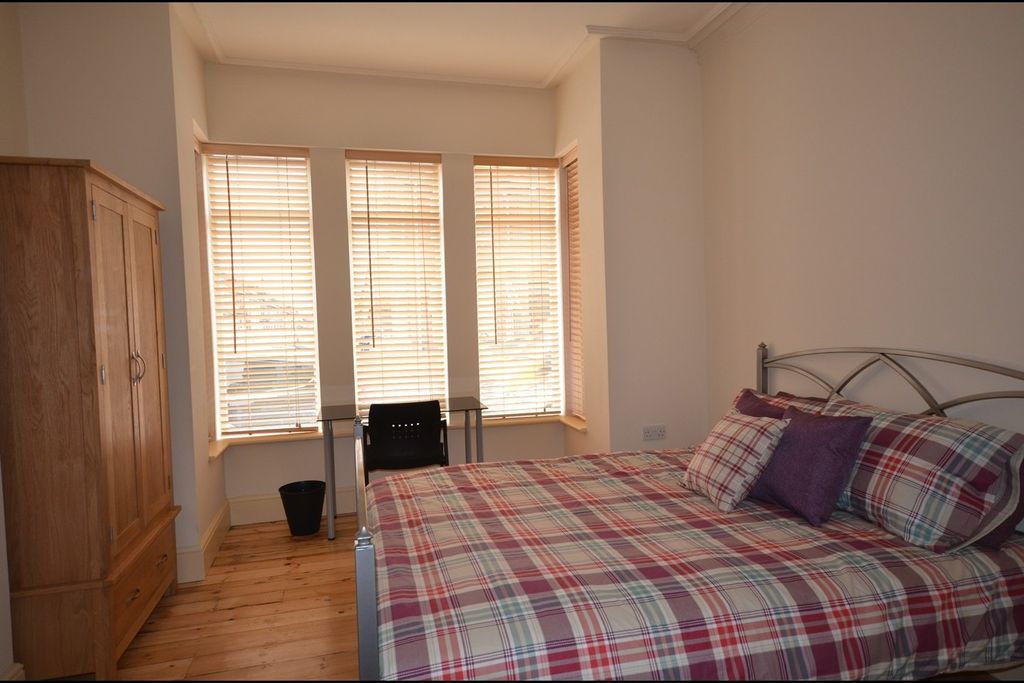 Additional image 2 of 4 bed terraced house to rentLuton, Bedfordshire LU1