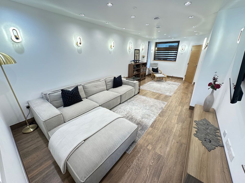 Additional image 5 of 5 bed detached house to rentFelstead Way, Luton, Bedfordshire LU2