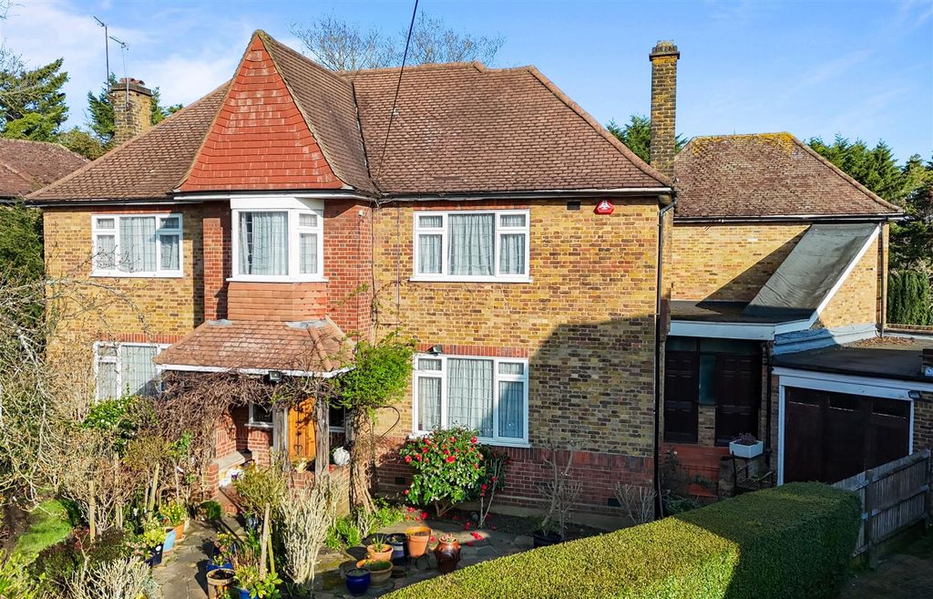 5 bed detached house for saleCedars Close, London NW4