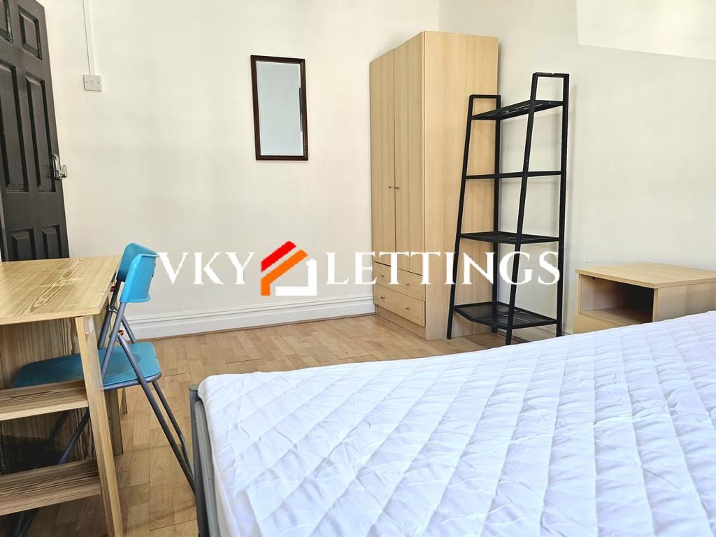 5 bed terraced house to rentQueen Street, Pontypridd CF37