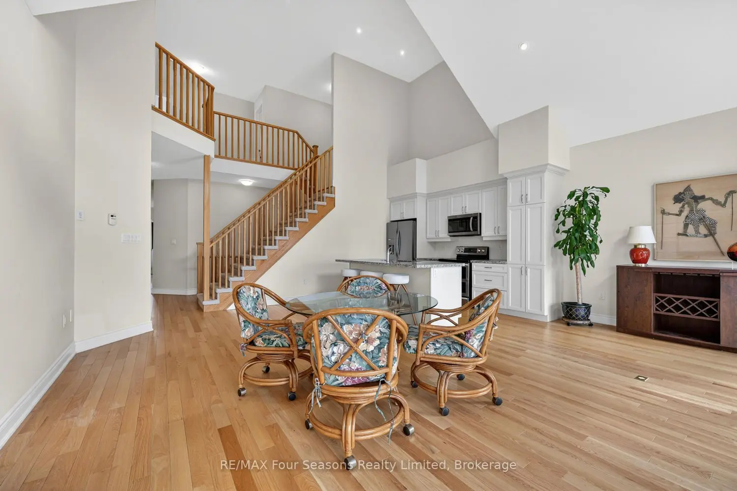 100 Kari Crescent photo 2