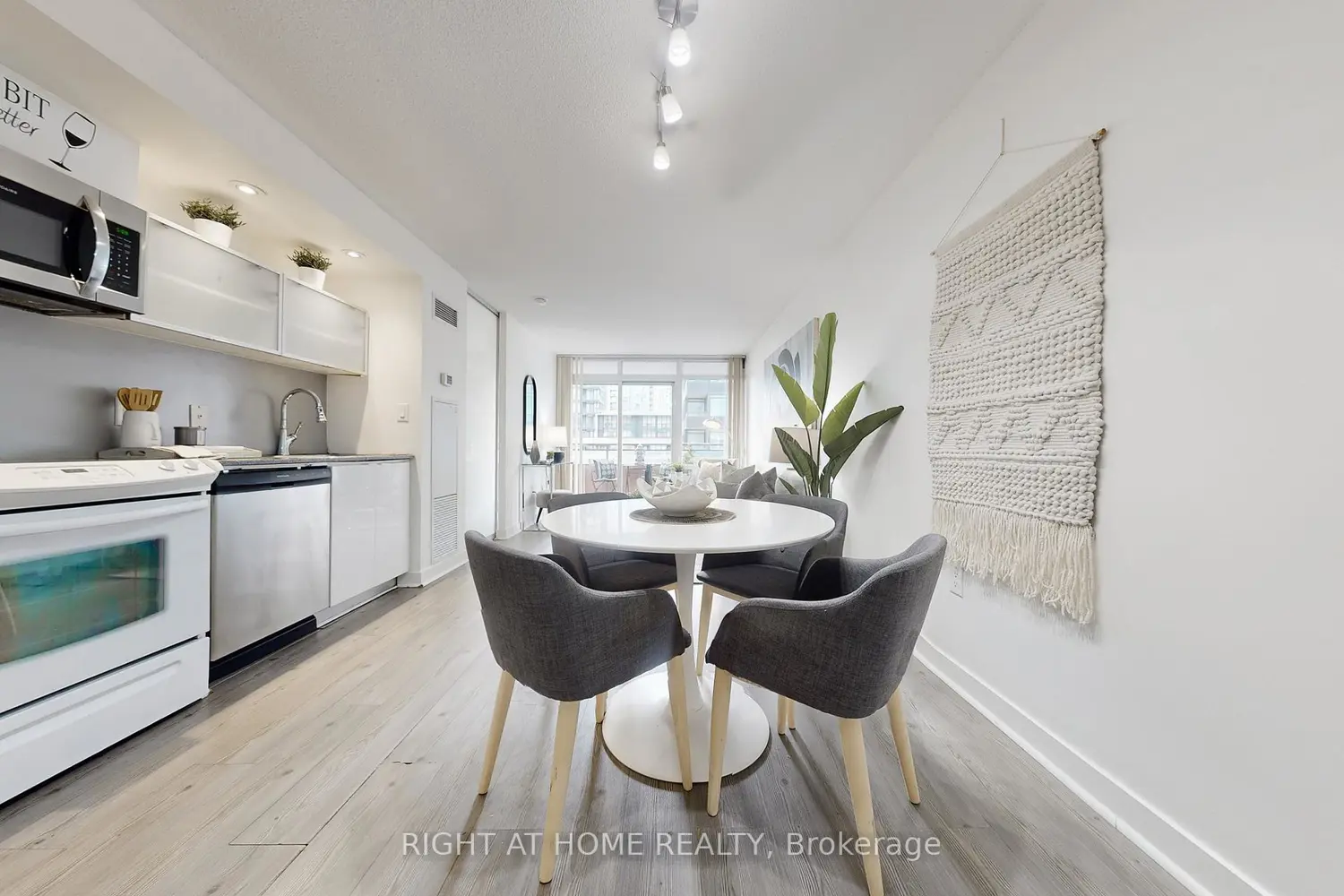 4K Spadina Avenue 727 photo 5