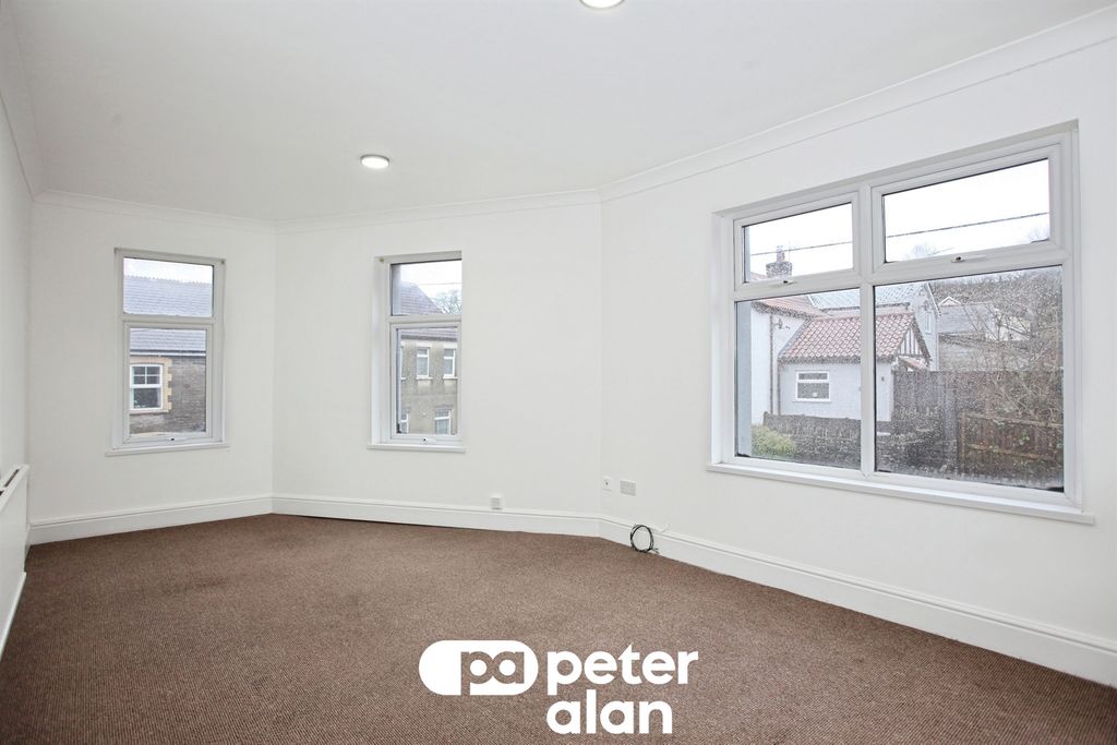 2 bed flat to rentBlackwood NP12 photo 4