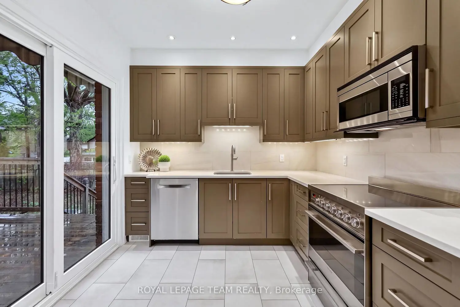 131 Acacia Avenue photo 4