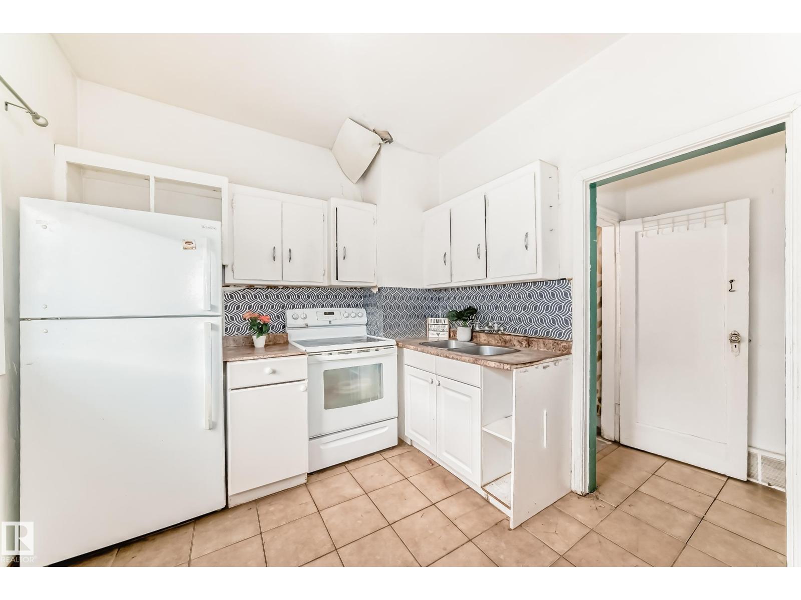 10564 92 Street NW, Edmonton, AB, T5H1T9