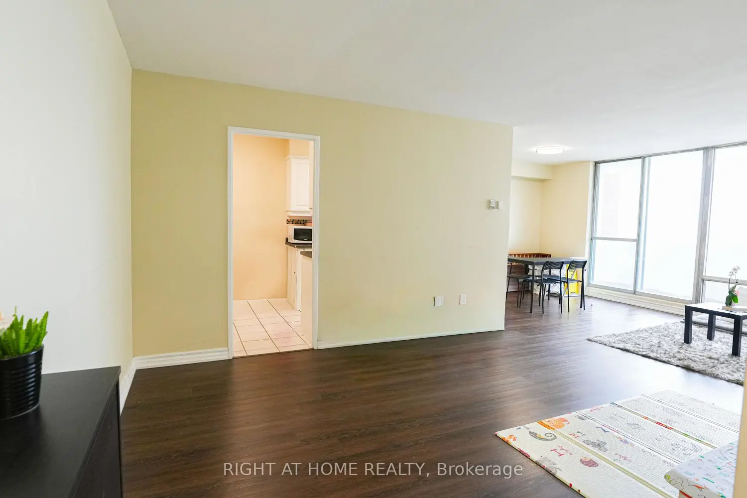 1 Massey Square 2203 photo 2