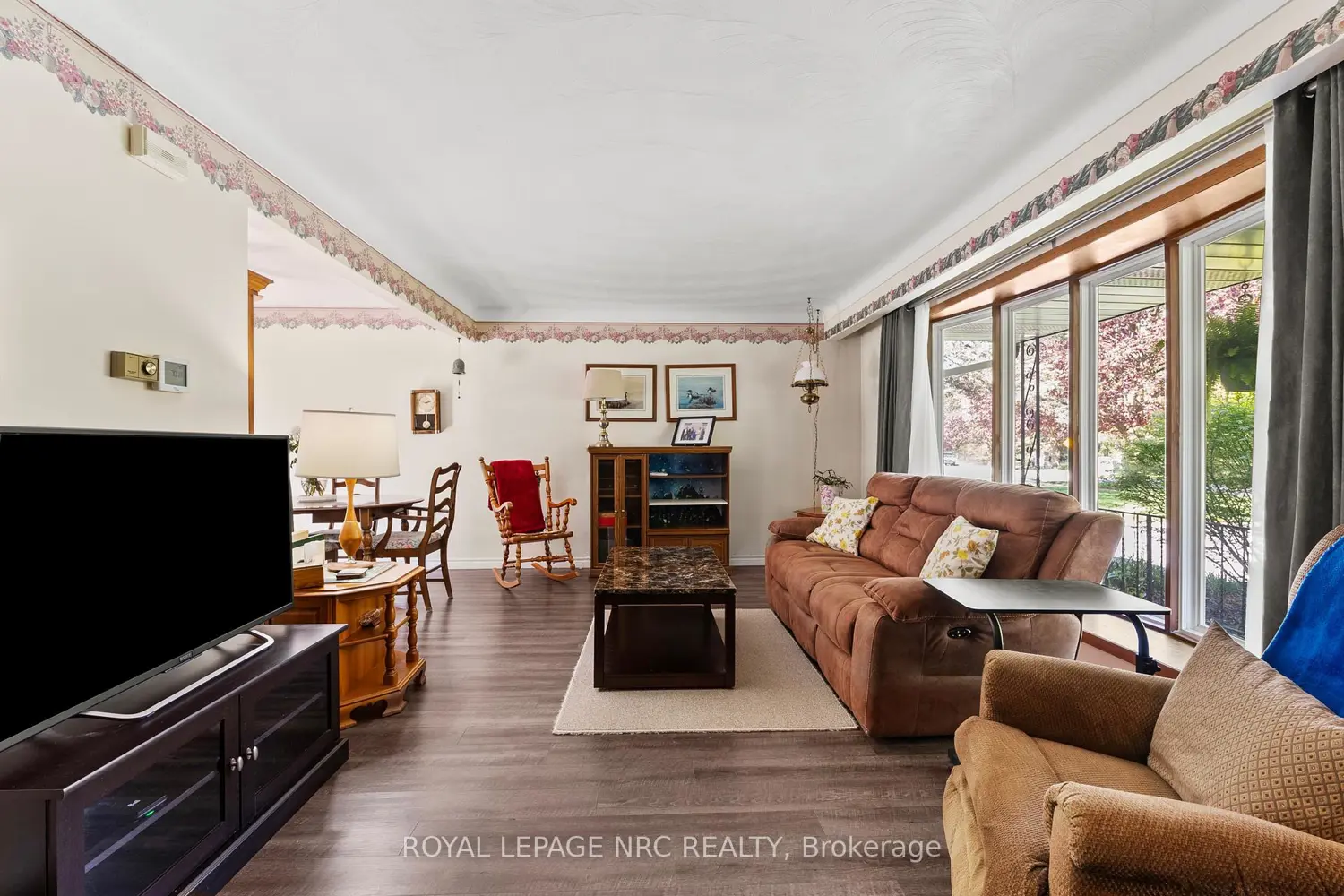 21 Upper Canada Drive photo 2