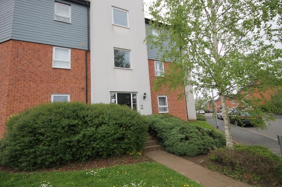 2 bed flat to rentFerridays Fields TF7 photo 2
