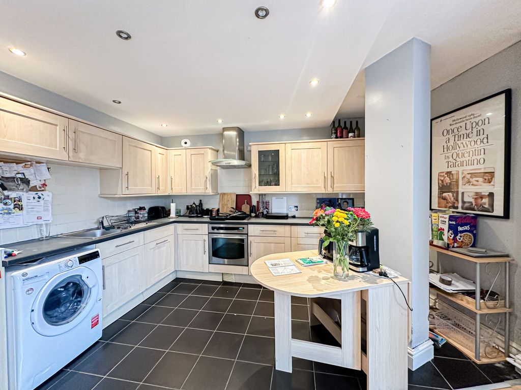 2 bed flat for salePensby Road, Heswall CH60 photo 2