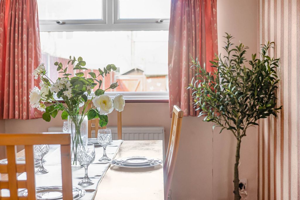 3 bed terraced house for salePoole Close, Tilehurst RG30 photo 5