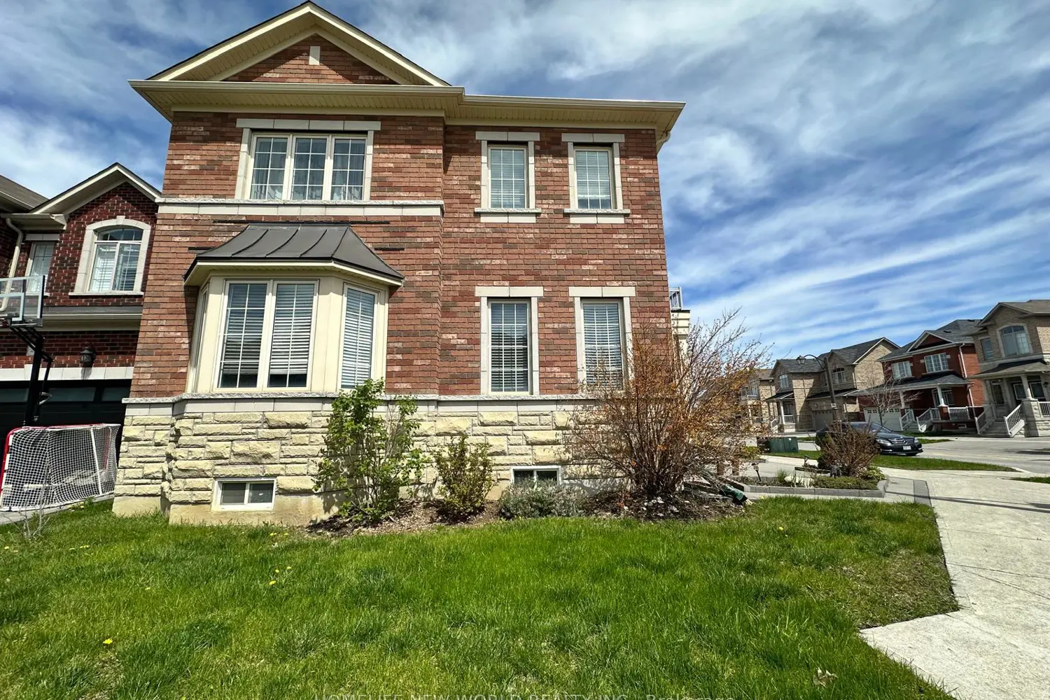 298 West Lawn Crescent photo 3