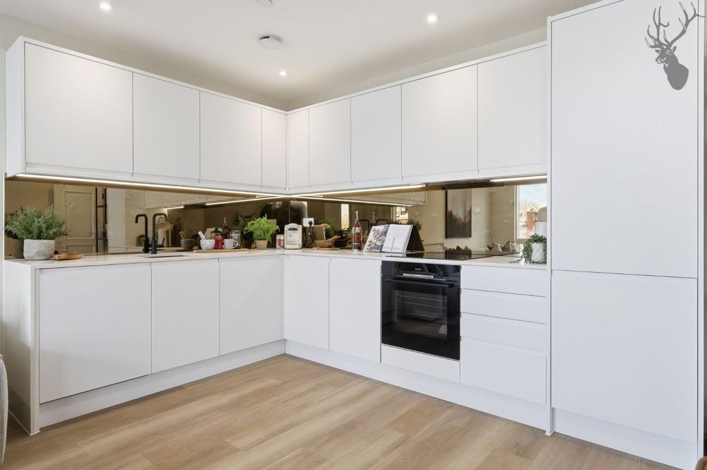 Additional image 7 of 2 bed flat for saleHigh Road, Chigwell IG7