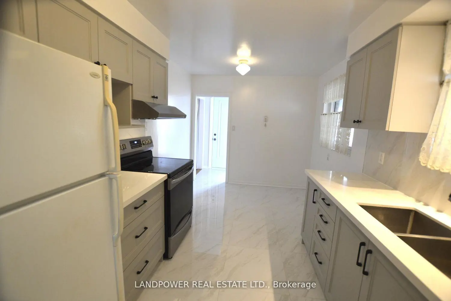 93 Clansman Boulevard photo 4
