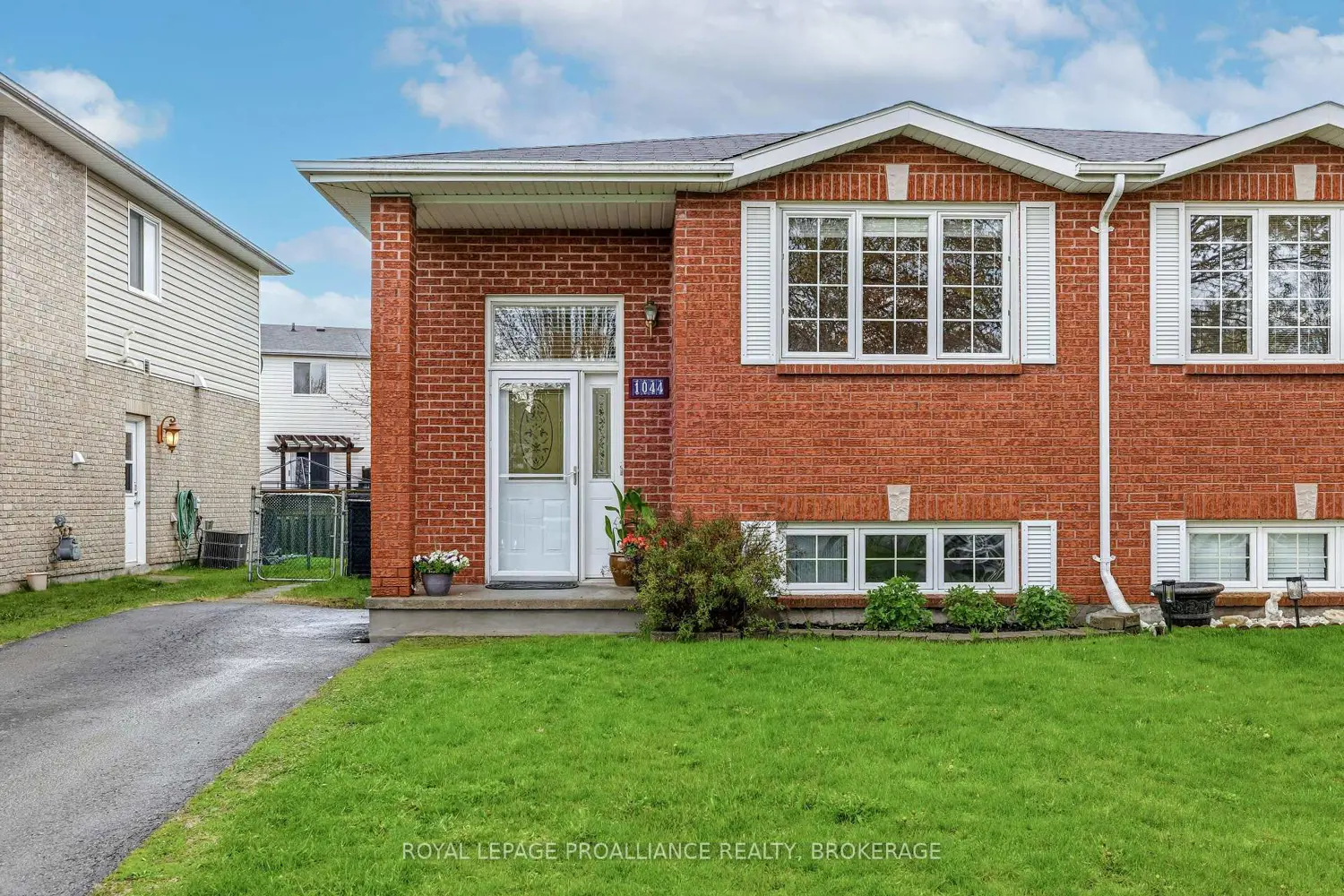 1044 Waterbury Crescent