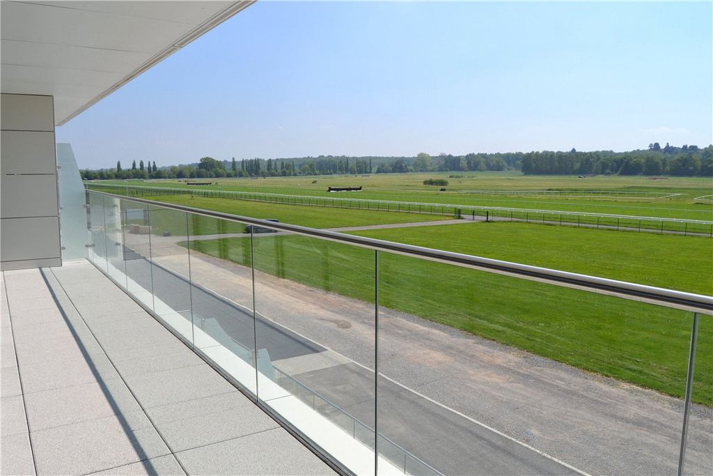 Additional image 2 of 2 bed flat to rentKingman Way, Newbury, Berkshire RG14