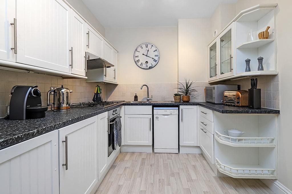 8 bed flat for saleParchment Street, Winchester, Hampshire SO23 photo 3