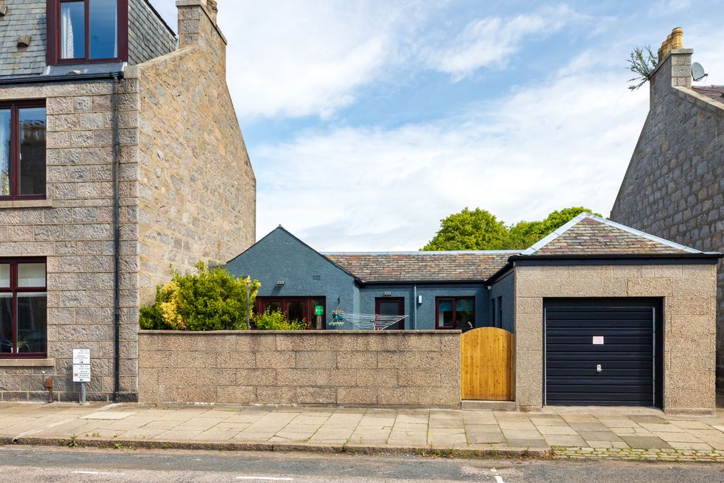 Additional image 4 of 5 bed semi-detached house to rentMile-End Place, Aberdeen AB15