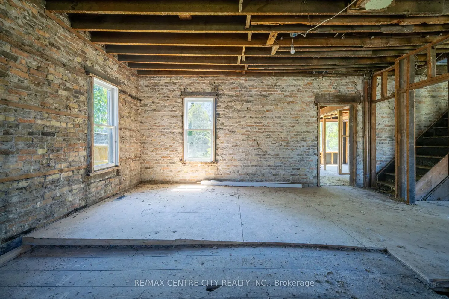 240 Maitland Street photo 4