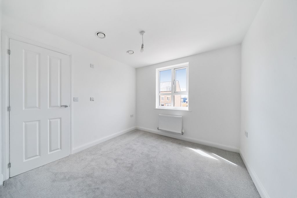 Additional image 8 of 4 bed semi-detached house to rentFilly Close, Newbury RG14