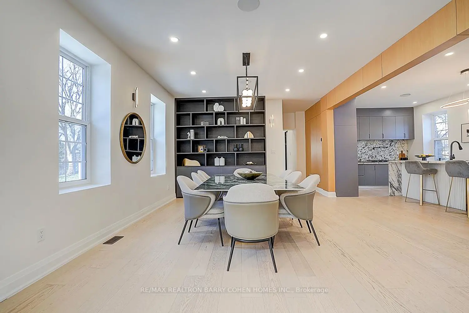 324 Old Yonge Street photo 3